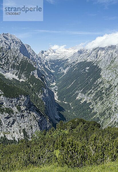 Blick in das Reintal  Hinten Zugspitze mit Gletscher Zugspitzplatt  Wanderweg zur Meilerhütte  Wettersteingebirge  Garmisch-Partenkirchen  Bayern  Deutschland  Europa