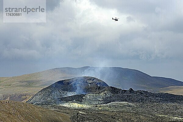 Helikopter über rauchendem Vulkankrater Fagradalsfjall  Reykjanes  Sudurnes  Grindavik  Island  Europa