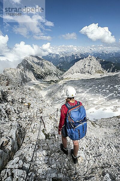 Wanderin am Klettersteig zur Patenkirchner Dreitorspitze  Wettersteingebirge  Garmisch-Partenkirchen  Bayern  Deutschland  Europa