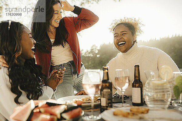 Fröhliche  lachende Freundinnen auf einer Party