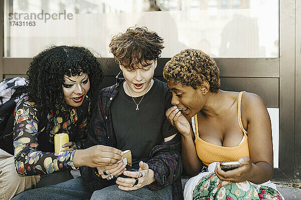 Jugendlicher teilt Smartphone mit schockierten Freunden