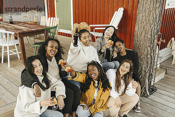 Hohe Winkel Porträt der weiblichen Freunde genießen Getränk auf der Party