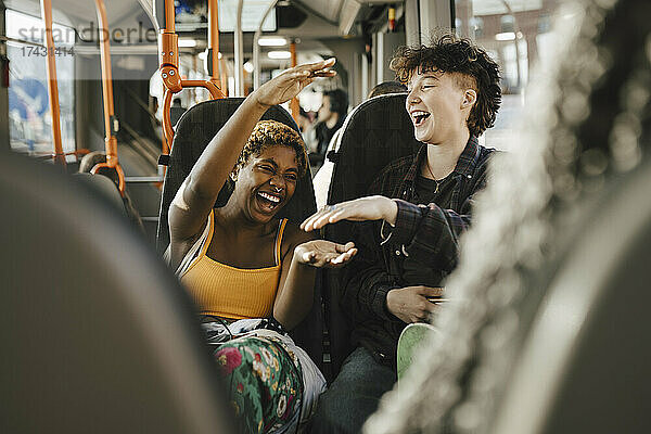 Fröhliche multirassische Freunde im Bus