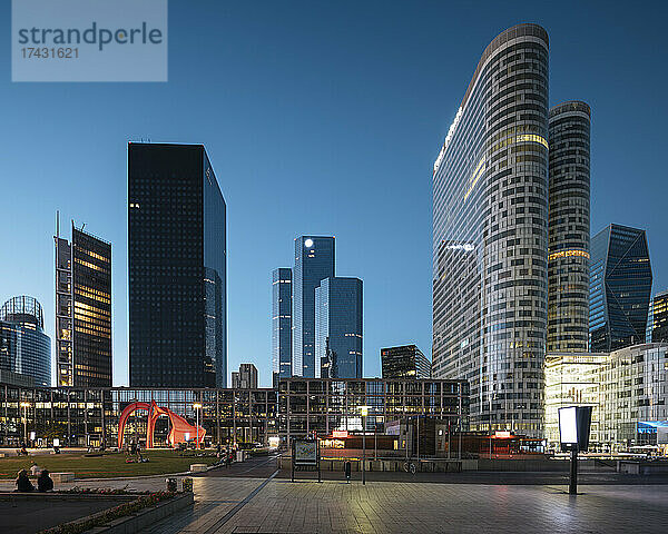 Frankreich  Paris  La Defense-Wolkenkratzer bei Nacht