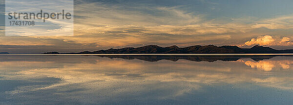 Bolivien  Salzwüste Salar de Uyuni bei Sonnenaufgang