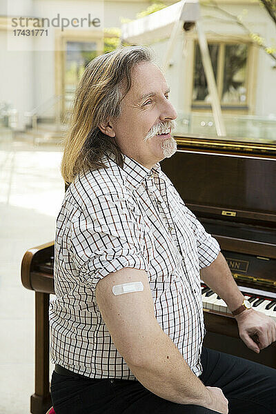Österreich  Porträt eines Pianisten mit Pflaster am Arm