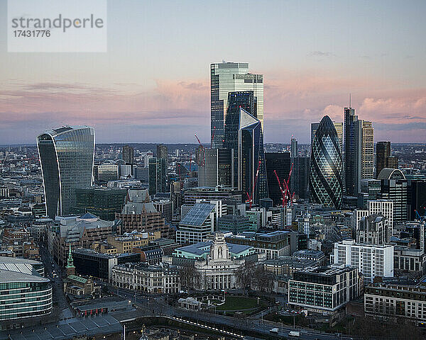 Großbritannien  London  Luftaufnahme der Wolkenkratzer der Stadt im Morgengrauen