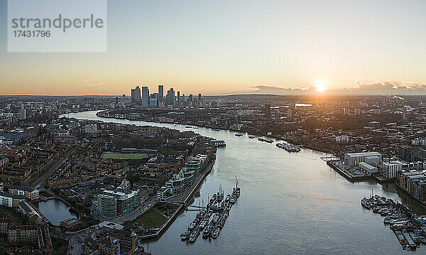 Großbritannien  London  Luftaufnahme der Themse bei Sonnenaufgang