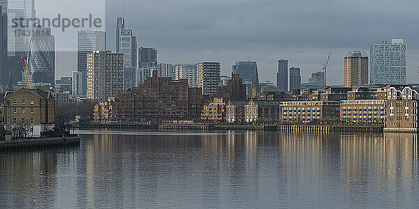 Großbritannien  London  Limehouse-Gebäude auf der anderen Seite der Themse