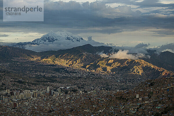 Bolivien  La Paz  Stadt umgeben von schneebedeckten Bergen und Wolken
