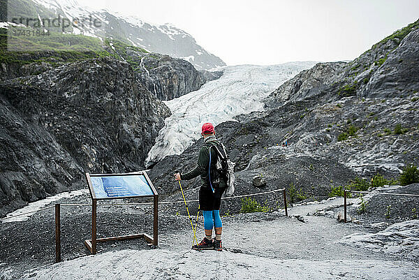 USA  Alaska  Rückansicht eines Wanderers mit Blick auf den Gletscher im Denali-Nationalpark