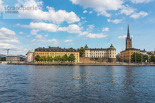 Schweden  Stockholm  Blick auf Riddarholmen vom Wasser aus