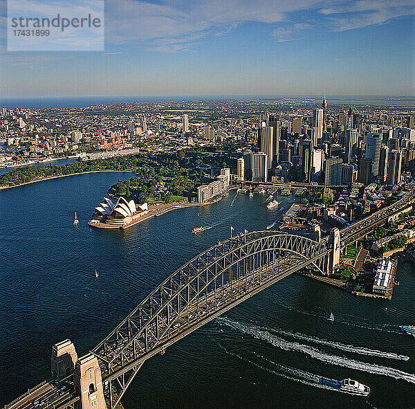 Australien  Sydney  Luftaufnahme der Stadt und der Bucht
