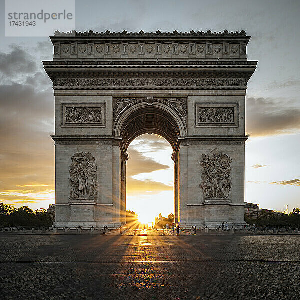 Frankreich  Paris  Arc de Triomphe bei Sonnenuntergang