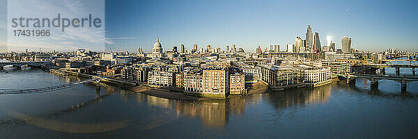 Großbritannien  London  Luftaufnahme der Innenstadt und der Themse bei Sonnenuntergang