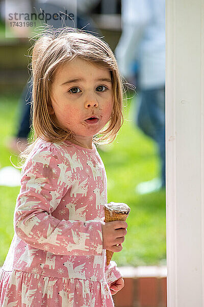 Großbritannien  Porträt eines Mädchens (2-3) mit Eistüte