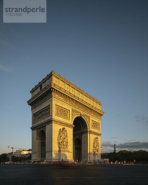 Frankreich  Paris  Arc de Triomphe bei Sonnenuntergang
