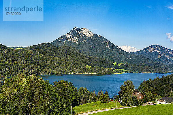 Österreich  Fuschl am See  Fuschlsee umgeben von Bergen