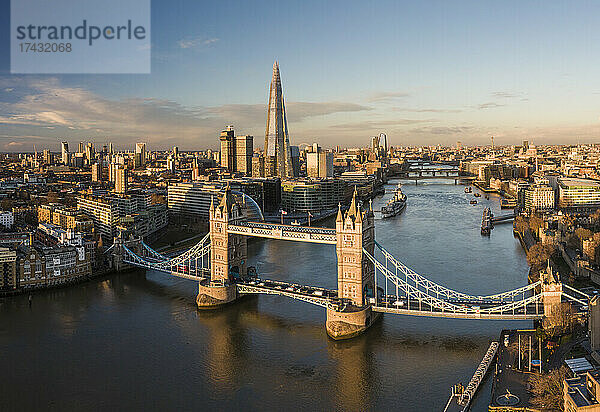 Großbritannien  London  Luftaufnahme der Tower Bridge über die Themse bei Sonnenuntergang