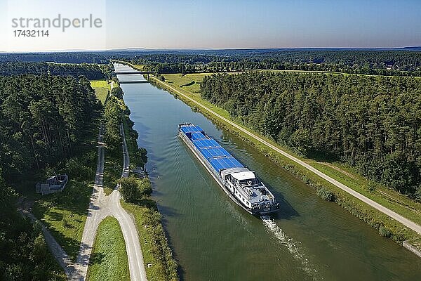 Luftaufnahme  Frachtschiff  Containerschiff  Binnenschiff beladen mit Containern fährt auf Main-Donau-Kanal bei Katzwang  Ortsteil von Nürnberg  Mittelfranken  Franken  BayernDeutschland