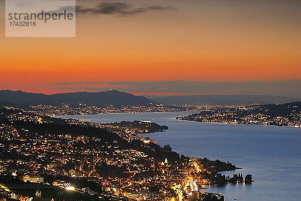 Blick bei Abenddämmerung von Feusisberg über den Zürichsee nach Zürich  mit den beleuchteten Ortschaften Wollerau  Richterswil  Wädenswil und Meilen und dem Uetliberg im Hintergrund  Kanton Zürich  Schweiz  Europa