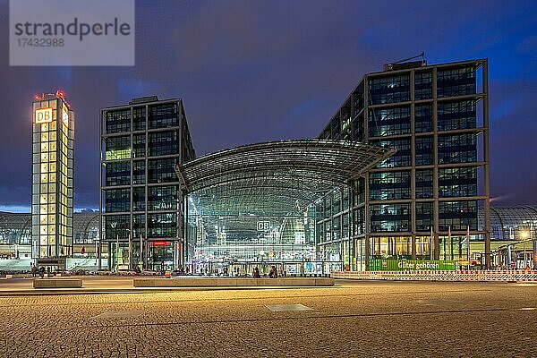 Bahnhof Hauptbahnhof Hbf Bahn moderne Architektur nachts in Berlin  Deutschland  Europa