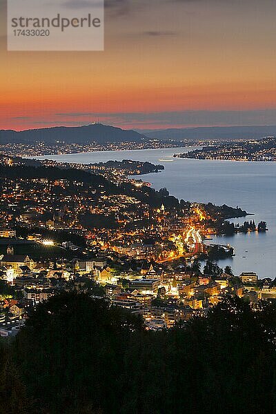 Blick bei Abenddämmerung von Feusisberg über den Zürichsee nach Zürich  mit den beleuchteten Ortschaften Wollerau  Richterswil  Wädenswil und Meilen und dem Uetliberg im Hintergrund  Kanton Zürich  Schweiz  Europa