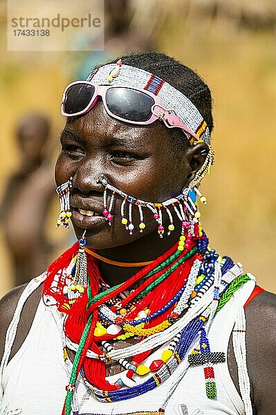 Traditionell gekleidetes junges Mädchen vom Stamm der Laarim  Boya-Hügel  Ost-Äquatoria  Südsudan  Afrika