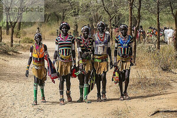 Traditionell gekleidete junge Mädchen vom Stamm der Laarim  Boya-Hügel  Ost-Äquatoria  Südsudan  Afrika
