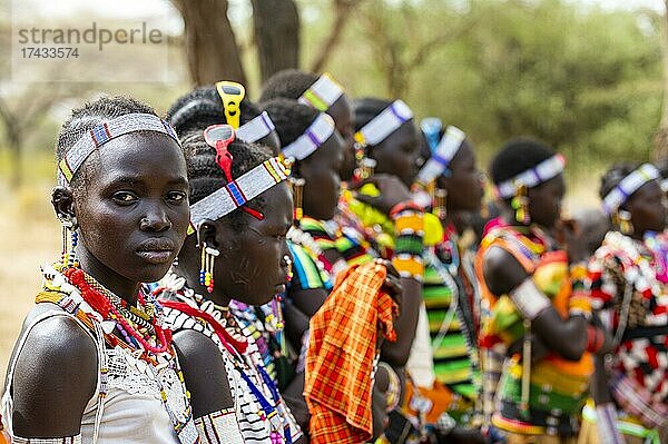 Traditionell gekleidete junge Mädchen bei der Vorführung lokaler Tänze  Stamm der Laarim  Boya Hills  Eastern Equatoria  Südsudan  Afrika