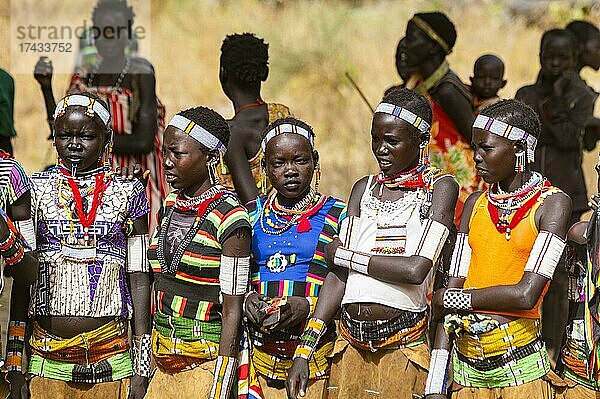 Traditionell gekleidete junge Mädchen bei der Vorführung lokaler Tänze  Stamm der Laarim  Boya Hills  Eastern Equatoria  Südsudan  Afrika