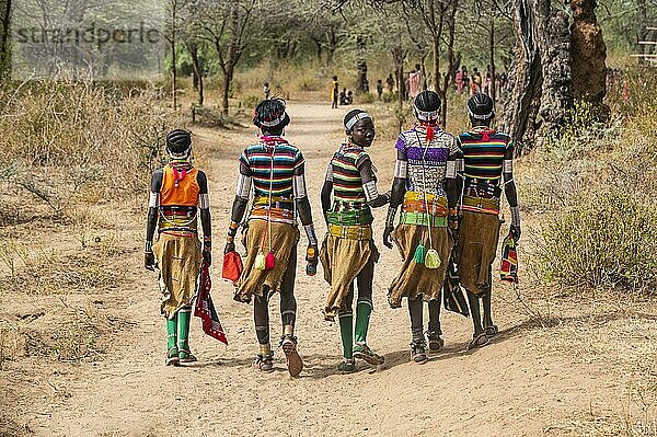 Traditionell gekleidete junge Mädchen vom Stamm der Laarim von hinten  Boya Hills  Eastern Equatoria  Südsudan  Afrika