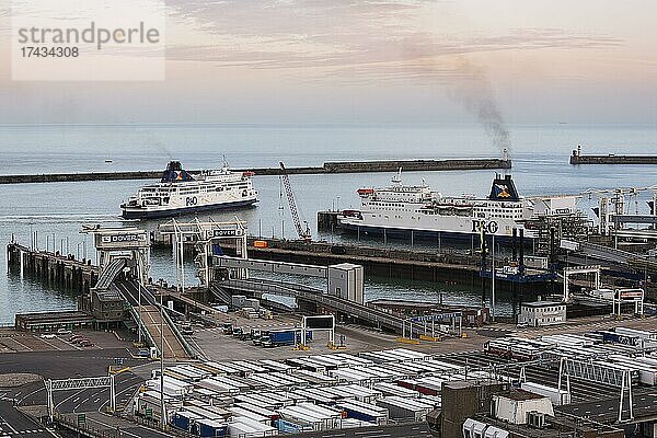 P&O Fähren und Lastwagen im Fährhafen  Abendhimmel  Dover  Kent  England  Großbritannien  Europa