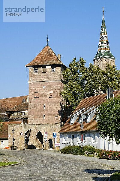 Unteres Tor und Liebfrauenmünster  Wolframs-Eschenbach  Burgenstraße  Mittelfranken  Bayern  Deutschland  Europa