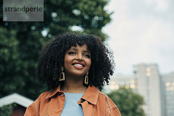 Lächelndes jugendliches Mädchen mit schwarzer Afro-Frisur