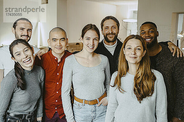 Porträt von glücklichen männlichen und weiblichen Hackern in einem Startup-Unternehmen mit mehreren Rassen