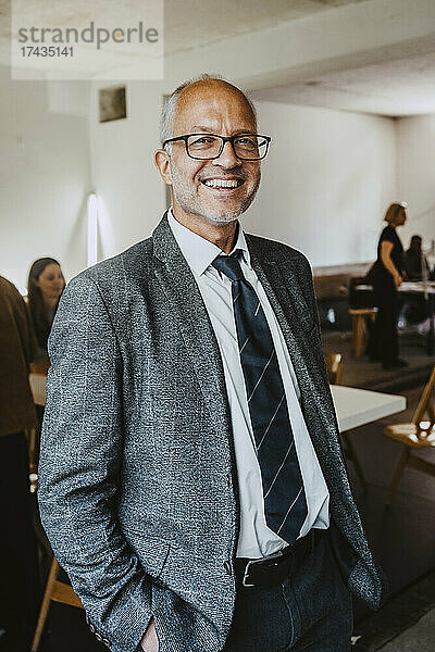 Porträt eines lächelnden männlichen Vorstandsmitglieds im Büro
