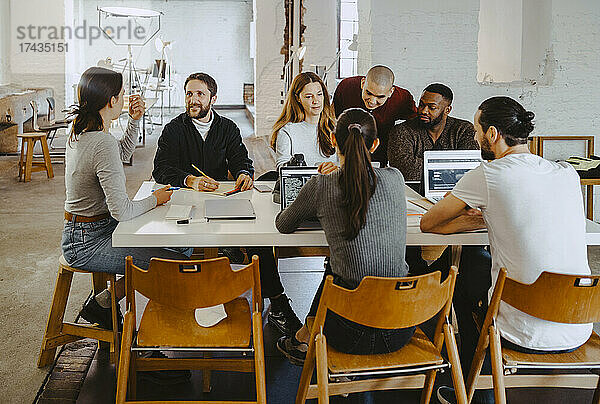Computerprogrammierer diskutieren bei einem Treffen in einem Start-up-Unternehmen