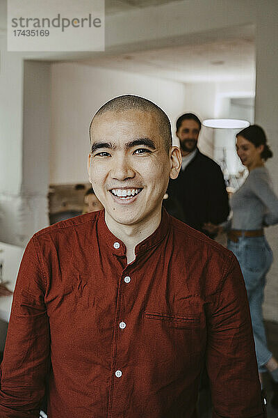 Porträt eines glücklichen männlichen Unternehmers in einem Start-up-Unternehmen