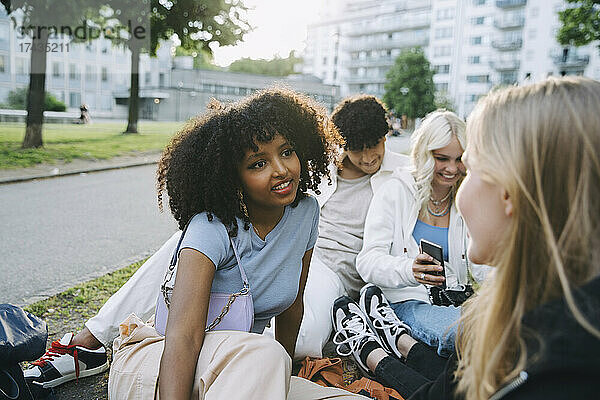 Weibliche und männliche Freunde verbringen ihre Freizeit im Park