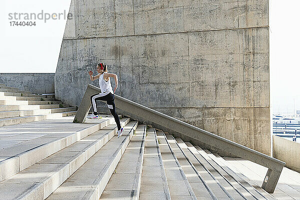 Sportlerin joggt auf Treppe