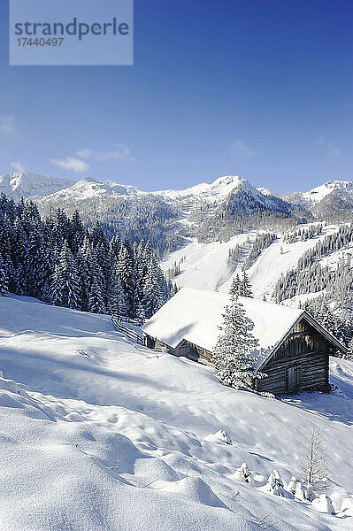 Malerische Berge und Almen im Schnee im Winter im Salzburger Land  Österreich