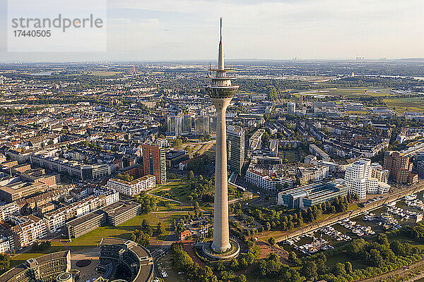 Deutschland  Nordrhein-Westfalen  Düsseldorf  Luftaufnahme des Rheinturms mit den Bereichen Unterbilk und Bilk im Hintergrund