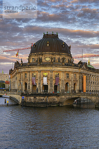 Deutschland  Berlin  Bode-Museum in der Abenddämmerung