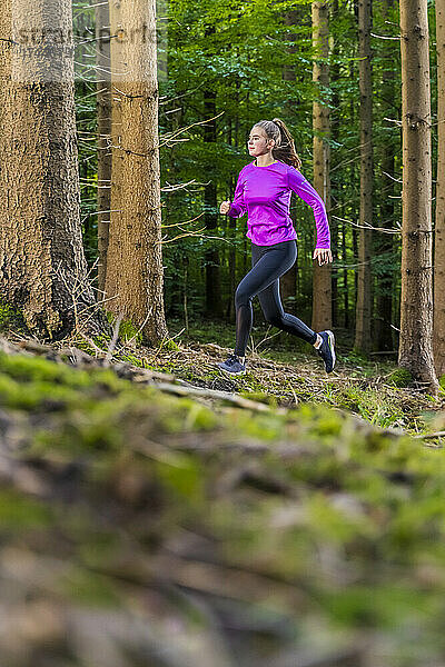 Sportlerin läuft im Wald