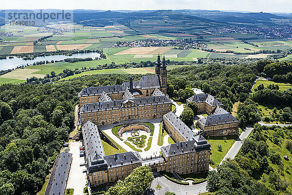 Deutschland  Bayern  Bad Staffelstein  Luftaufnahme der Abtei Banz und der umliegenden Landschaft im Sommer