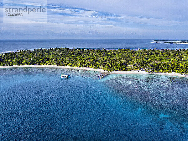 Malediven  Kolhumadulu Atoll  Luftaufnahme der Insel Kanimeedhoo