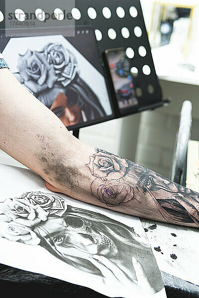 Mann mit Tattoo am Arm im Studio