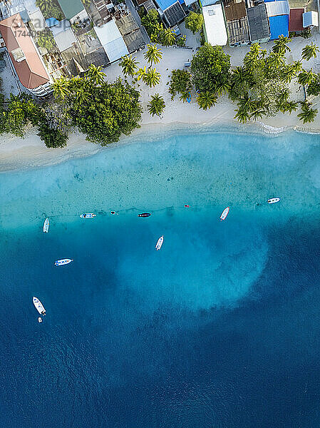 Malediven  Meemu Atoll  Mulah  Luftaufnahme der Küste einer bewohnten Insel im Indischen Ozean