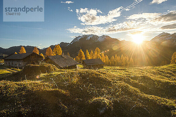 Berghütten bei Herbstsonnenuntergang